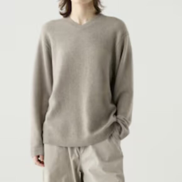 UNIQLO Cashmere Relaxed Sweater | V-Neck, Size XS - Picture 1 of 5